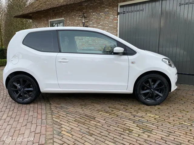 Volkswagen up! 1.0 move up! 2012 Benzine 7