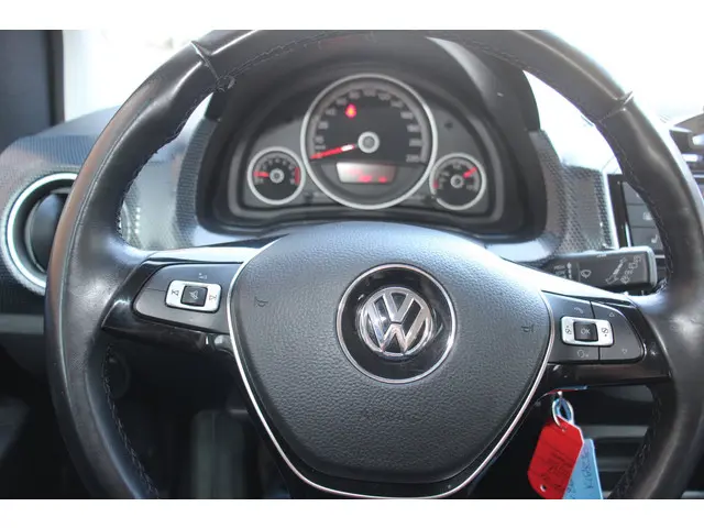 Volkswagen up! 1.0 BMT up! beats 2017 Benzine 14