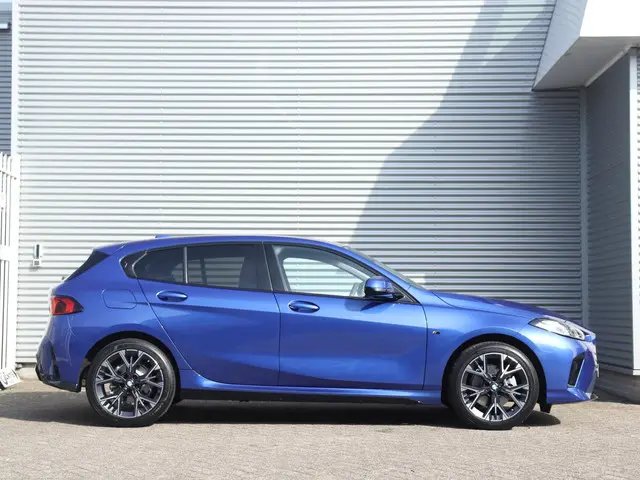 BMW 1 Serie 5-deurs 120 2025 Benzine 5