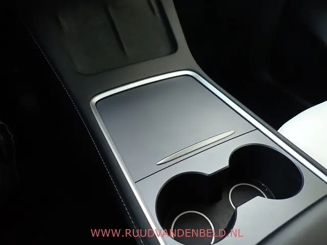 Tesla Model Y Long Range AWD 75kWh 2021 Elektrisch 28