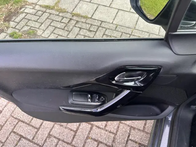 Peugeot 208 1.2 VTi Allure Clima.Navi.Pano 2014 Benzine 12
