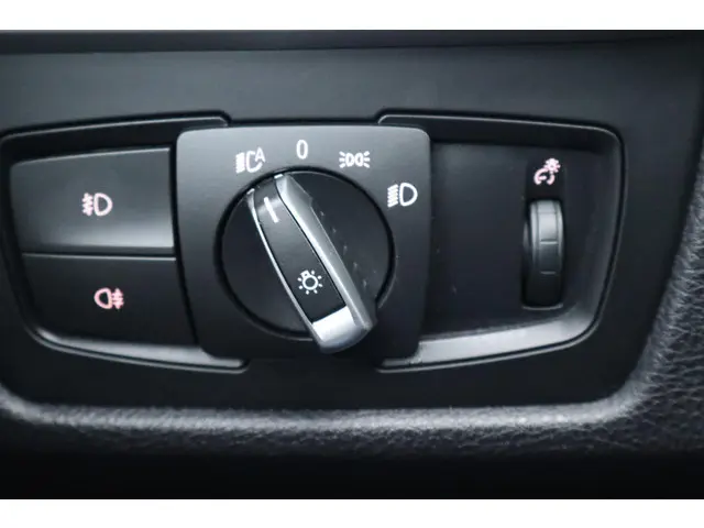 BMW 3 Serie 320i Executive 2013 Benzine 22