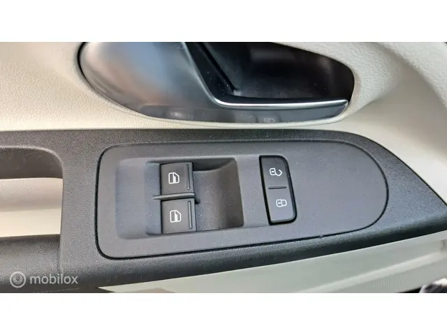 SEAT Mii 1.0 Style Sport 2015 Benzine 23