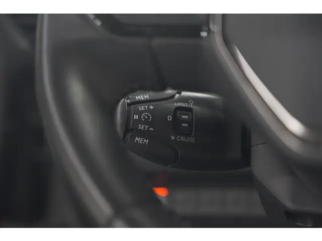 Peugeot 2008 PureTech 130 EAT8 Allure Pack 2021 Benzine 38