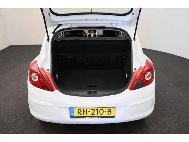 Opel Corsa 1.4-16V Design Edition 2013 Benzine 23