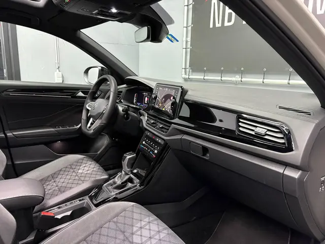 Volkswagen T-Roc 1.5 TSI R-Line PANO 2025 2025 Benzine 12