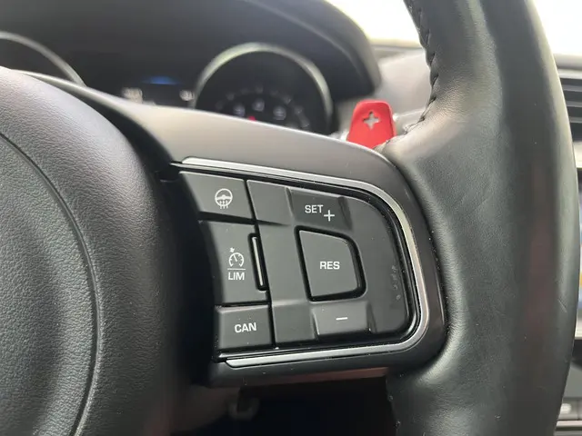 Jaguar XE 2.0 Portfolio 2015 Benzine 40