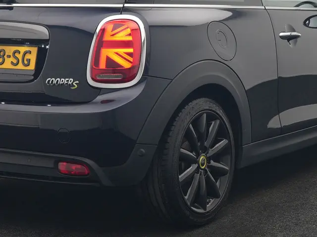 MINI Electric Cooper Yours 33 kWh 184pk 2020 Elektrisch 9