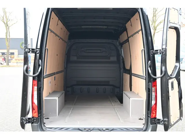Mercedes-Benz Sprinter 317 CDI L2H2 2023 Diesel 13