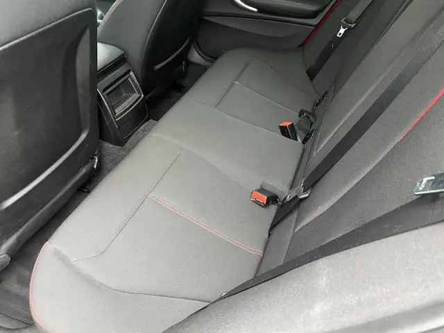 BMW 1 Serie 118i High Executive 2012 Benzine 31