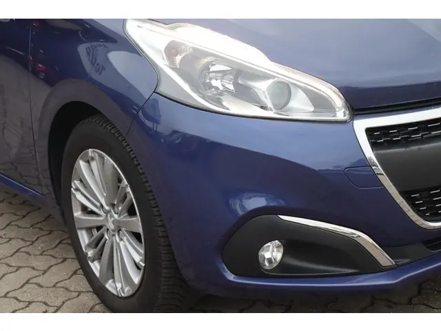 Peugeot 208 1.2 PureTech Allure 2015 Benzine 12