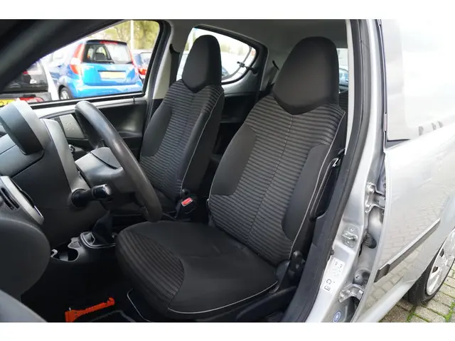 Peugeot 107 1.0 2013 Benzine 8