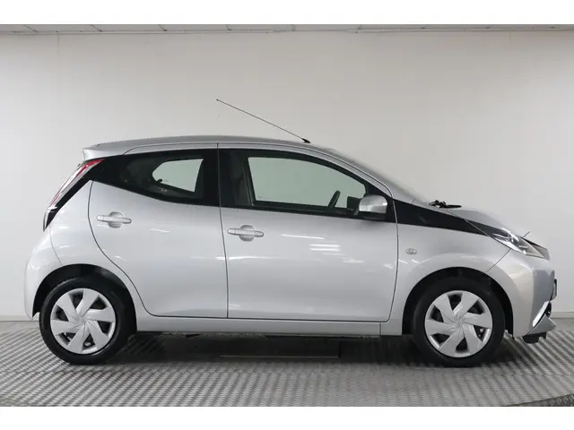 Toyota Aygo 1.0 VVT-i x-play 2017 Benzine 7