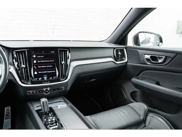 Volvo V60 2.0 B4 R-Design 2020 Benzine 42