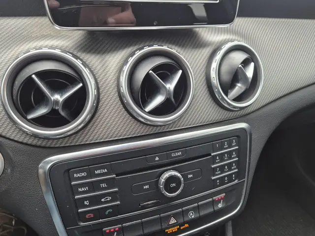 Mercedes-Benz GLA 200 Ambition 2015 Benzine 23