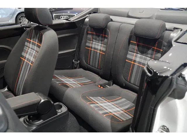 Volkswagen Beetle Cabriolet 1.2 TSI Club 2016 Benzine 12