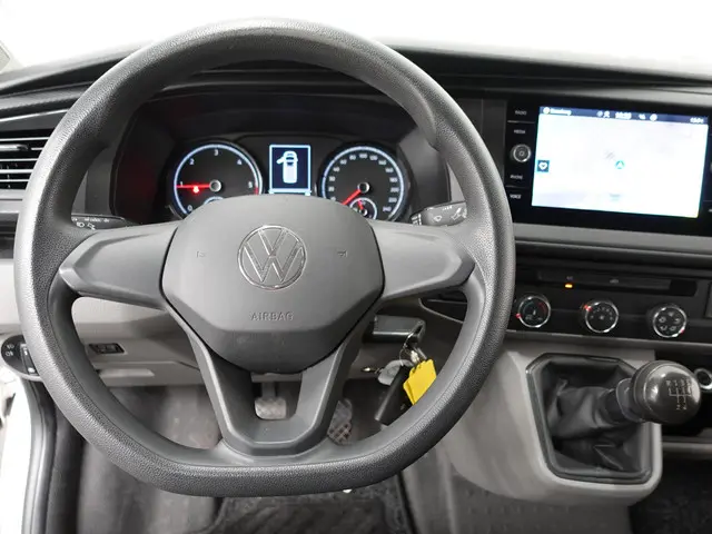 Volkswagen Transporter 2.0 TDI L2H1 2021 Diesel 12