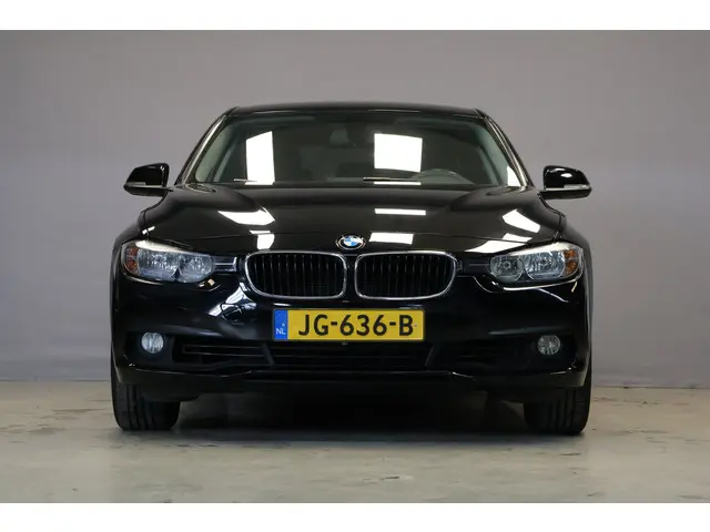 BMW 3 Serie 318i Essential | Automaat|Leder| 2016 Benzine 10