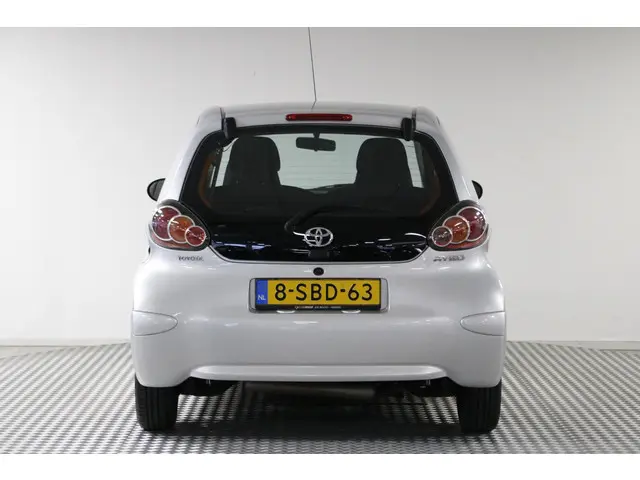 Toyota Aygo 1.0 VVT-i Now 2013 Benzine 10