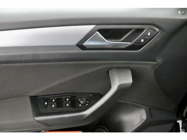 Volkswagen T-Roc 1.0 TSI Life zwart 2023 Benzine 28