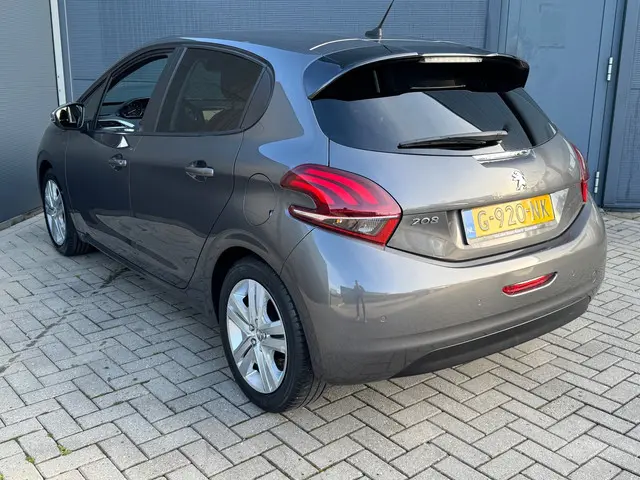 Peugeot 208 1.2 PureTech Signature / Navi / Nap 2019 Benzine 4