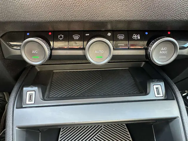 Citroën C4 1.2 PureTech Shine S 2023 Benzine 12