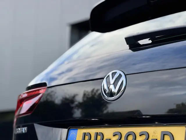 Volkswagen Tiguan 1.4 TSI R-Line Highline 2018 Benzine 17