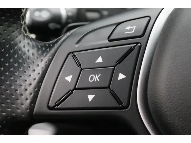 Mercedes-Benz GLA 180 Ambition Automaat 2015 Benzine 35
