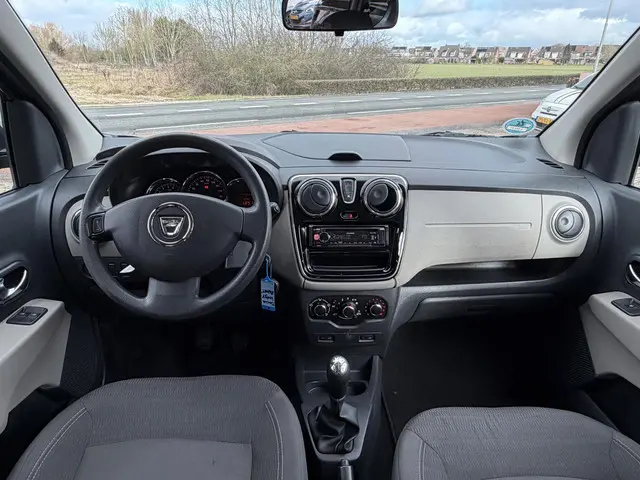 Dacia Lodgy 1.2 TCe Lauréate 5p. 2013 Benzine 26