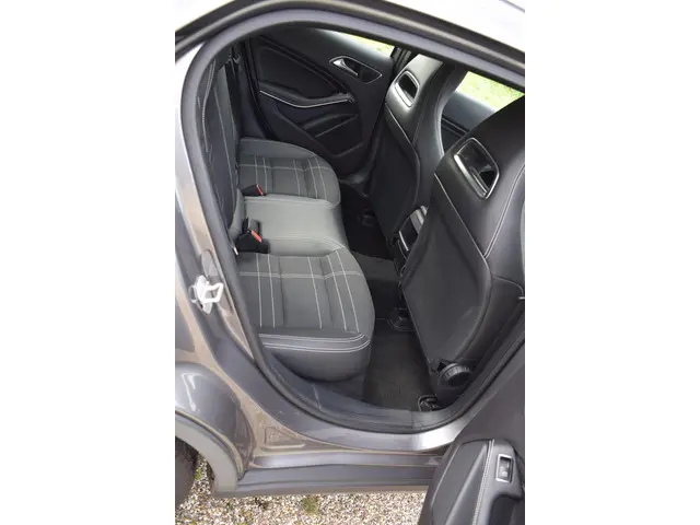 Mercedes-Benz GLA 180 Prestige 2015 Benzine 53