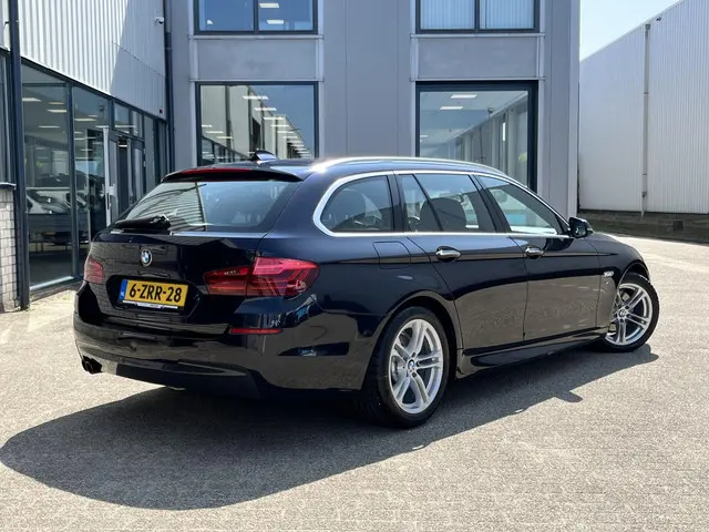 BMW 5 Serie Touring 520i High Executive 2015 Benzine 2