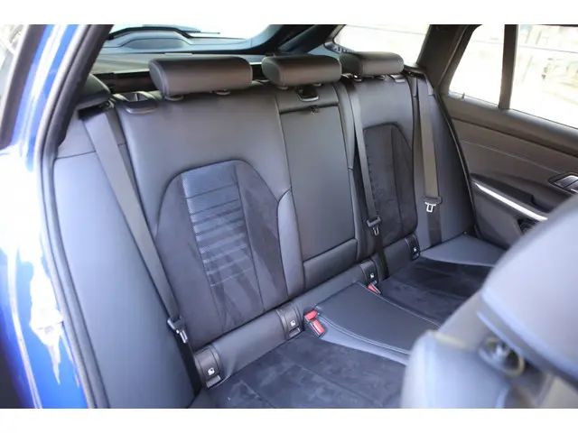 BMW 3 Serie Touring 330i M-Sport 2021 Benzine 17