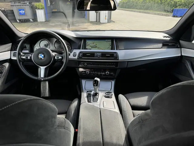 BMW 5 Serie Touring 520i M Sport Edition 2015 Benzine 24
