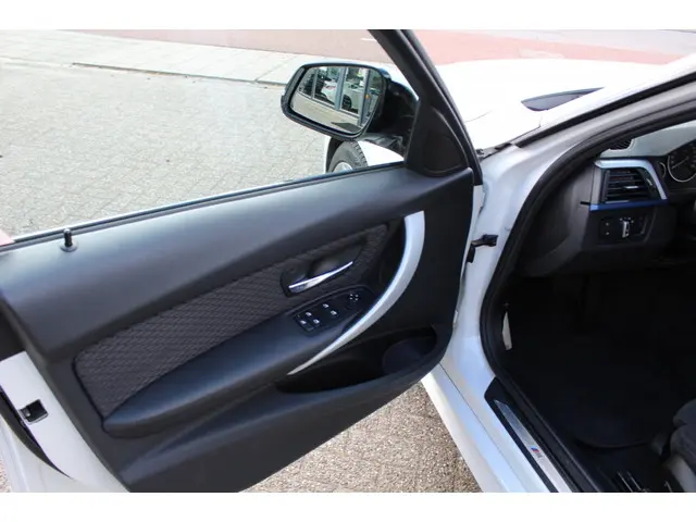 BMW 3 Serie 316i Executive 2015 Benzine 11