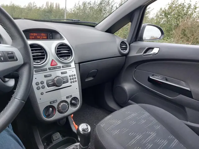 Opel Corsa 1.2-16V Berlin. 47979 KM!! AIRCO! 2013 Benzine 15