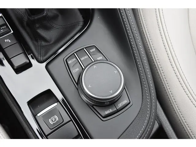 BMW X1 sDrive18i High Executive 2018 Benzine 36
