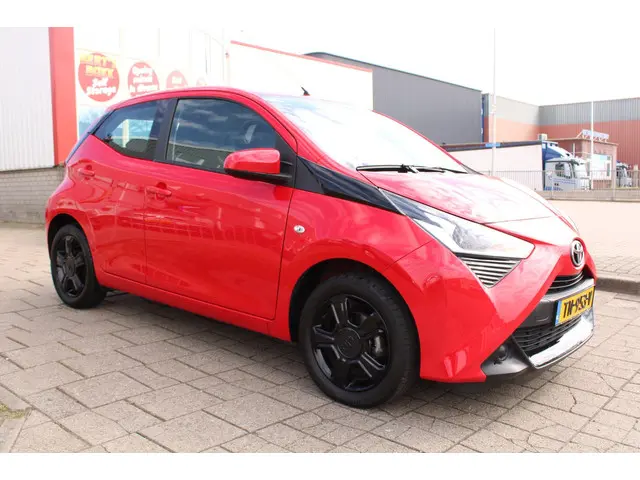 Toyota Aygo 1.0 VVT-i x-play 2018 Benzine 2
