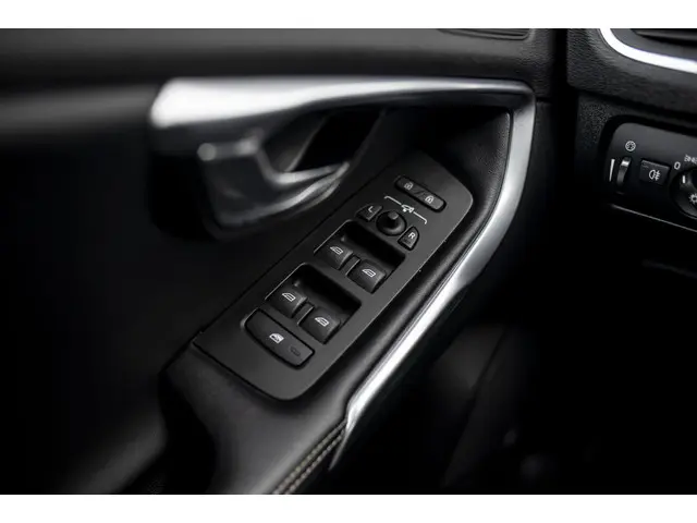 Volvo V40 T3 Benzine R-Design 2017 Benzine 23