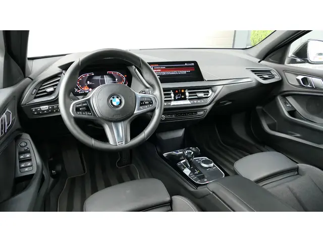 BMW 1 Serie 118i Executive Edition 2020 Benzine 31