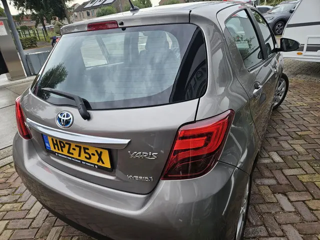 Toyota Yaris 1.5 Hybrid Dynamic 2015 Hybride Benzine 10