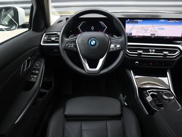 BMW 3 Serie Sedan 330e 2023 Hybride Benzine 9