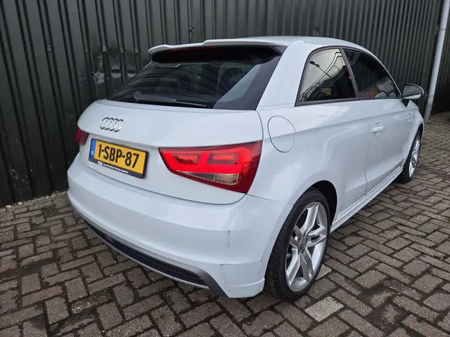 Audi A1 1.2 TFSI 2X S line NL AUTO 2013 Benzine 6