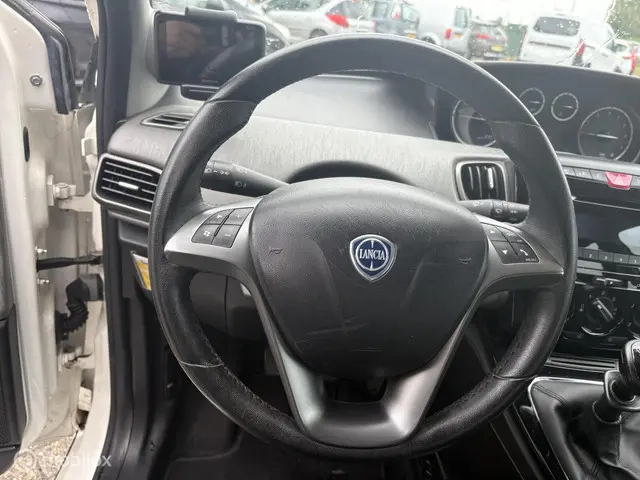 Lancia Ypsilon 0.9 TwinAir Silver 2013 Benzine 12