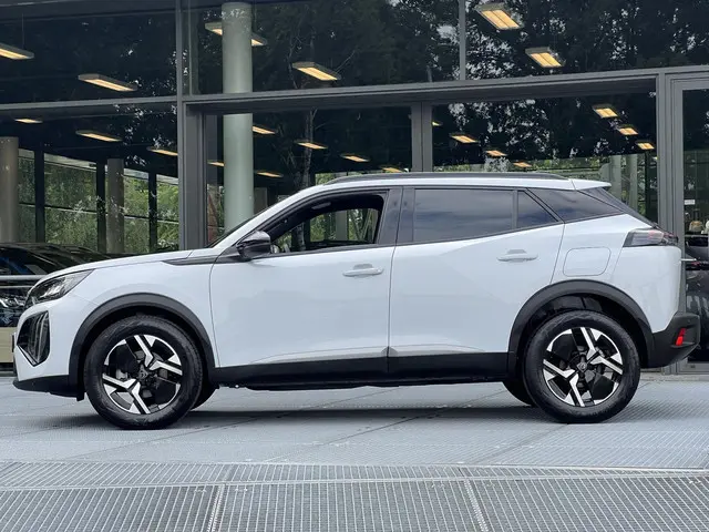 Peugeot 2008 1.2 PureTech 100 Allure 2023 Benzine 17
