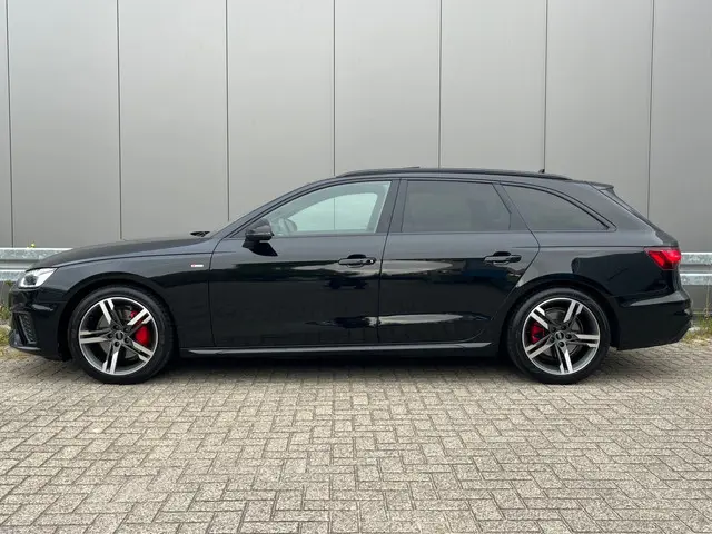 Audi A4 Avant 40 TFSI S-Line Competition 2023 Benzine 2
