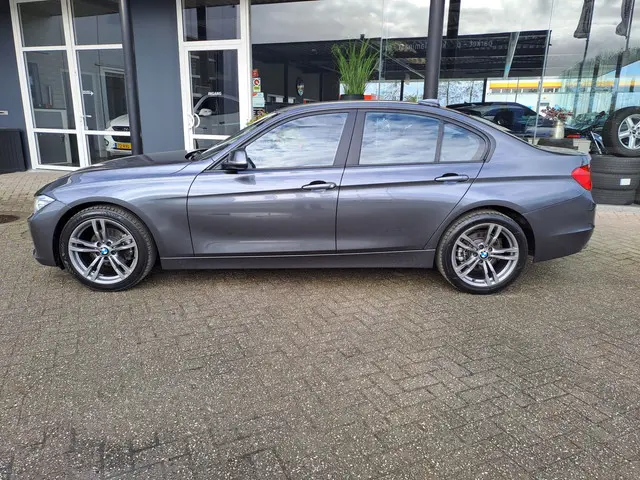 BMW 3 Serie 320i High Executive 2012 Benzine 2