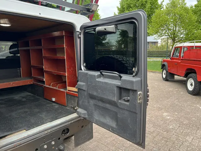 Land Rover Defender 2.2 D HT 110" SE 2015 Diesel 22