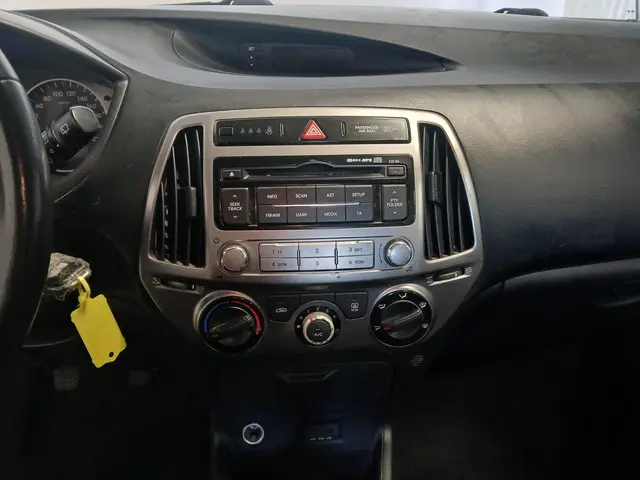 Hyundai i20 1.2i i-Motion - Airco - Schade 2014 Benzine 17