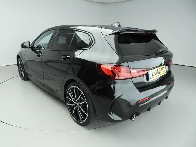 BMW 1 Serie 5-deurs 118i 2021 Benzine 32