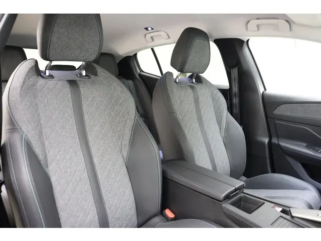 Peugeot 408 1.2 PureTech Allure 130 EAT8 2024 Benzine 10